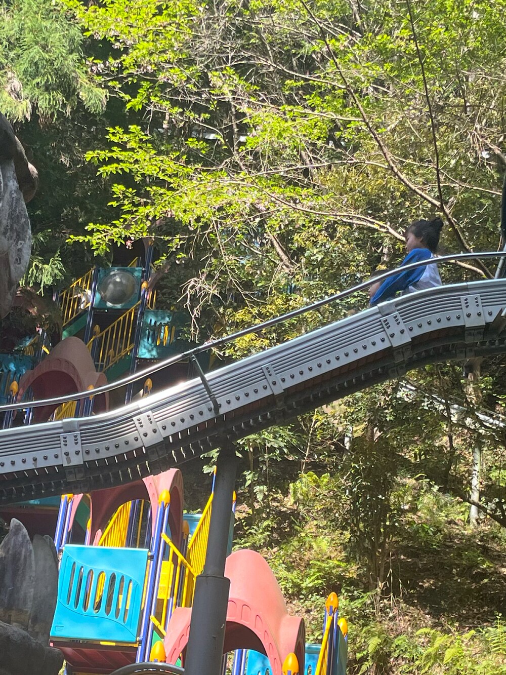 グリーン系のチノパンツ、ホワイト系のTシャツ/カットソー、ブラック系のスリッポンを着用したキッズの春コーディネートの4枚目の写真