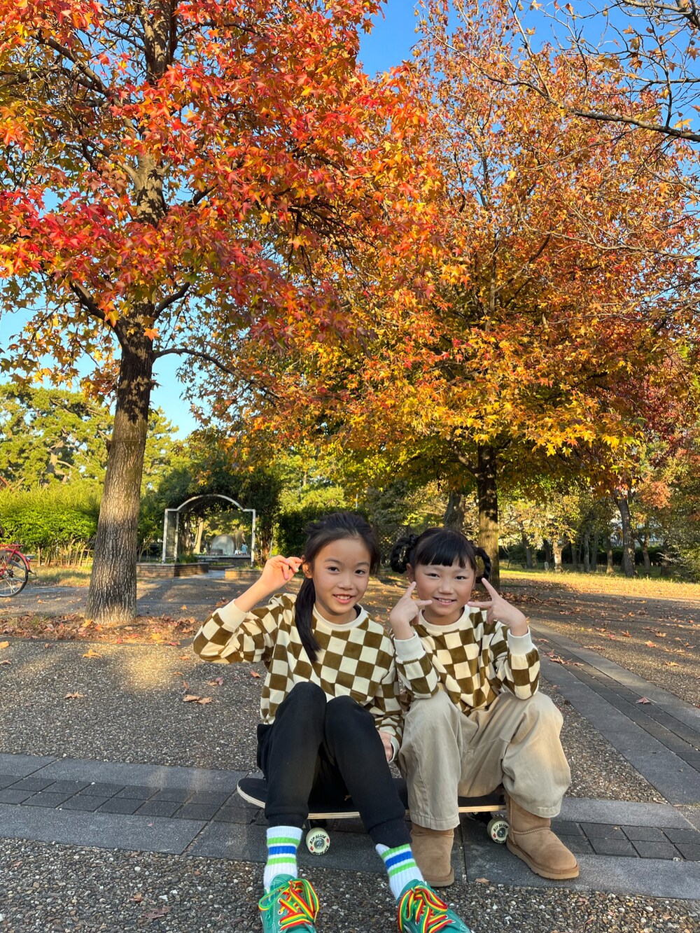「ファッションを楽しもう、お出かけコーデ、公園コーデ、スエット、フリースパンツ、コンバース」｜「patagoniaのアイテム（スウェットパンツ、ブラック系）」を使った、miperoさん（キッズ・130cm）の秋コーディネートの3枚目の写真