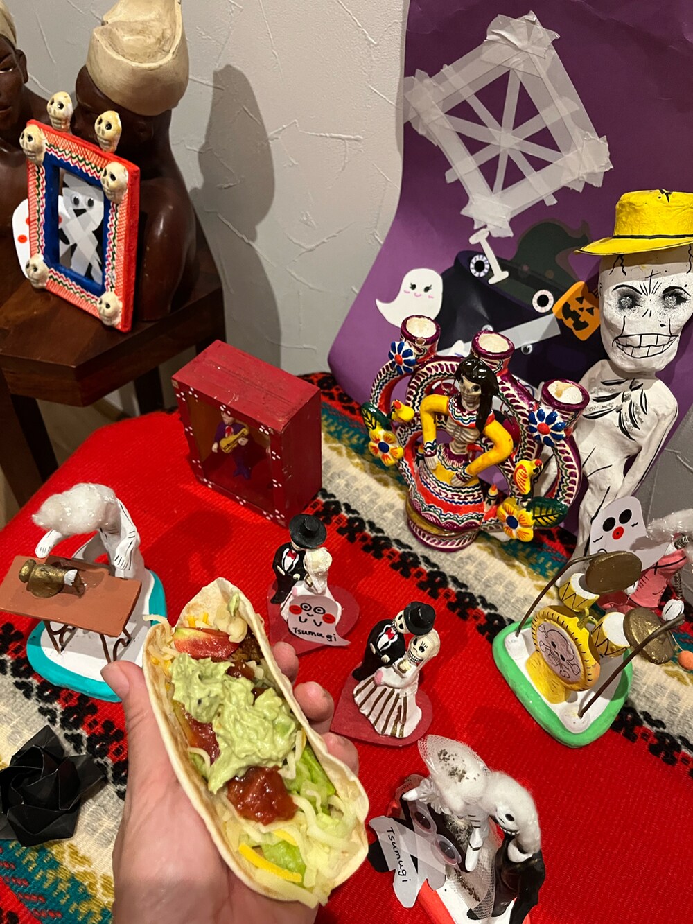 レッド系のスニーカー、ブラック系のパンツ、ブラック系のTシャツ/カットソーを着用したキッズの秋コーディネートの2枚目の写真