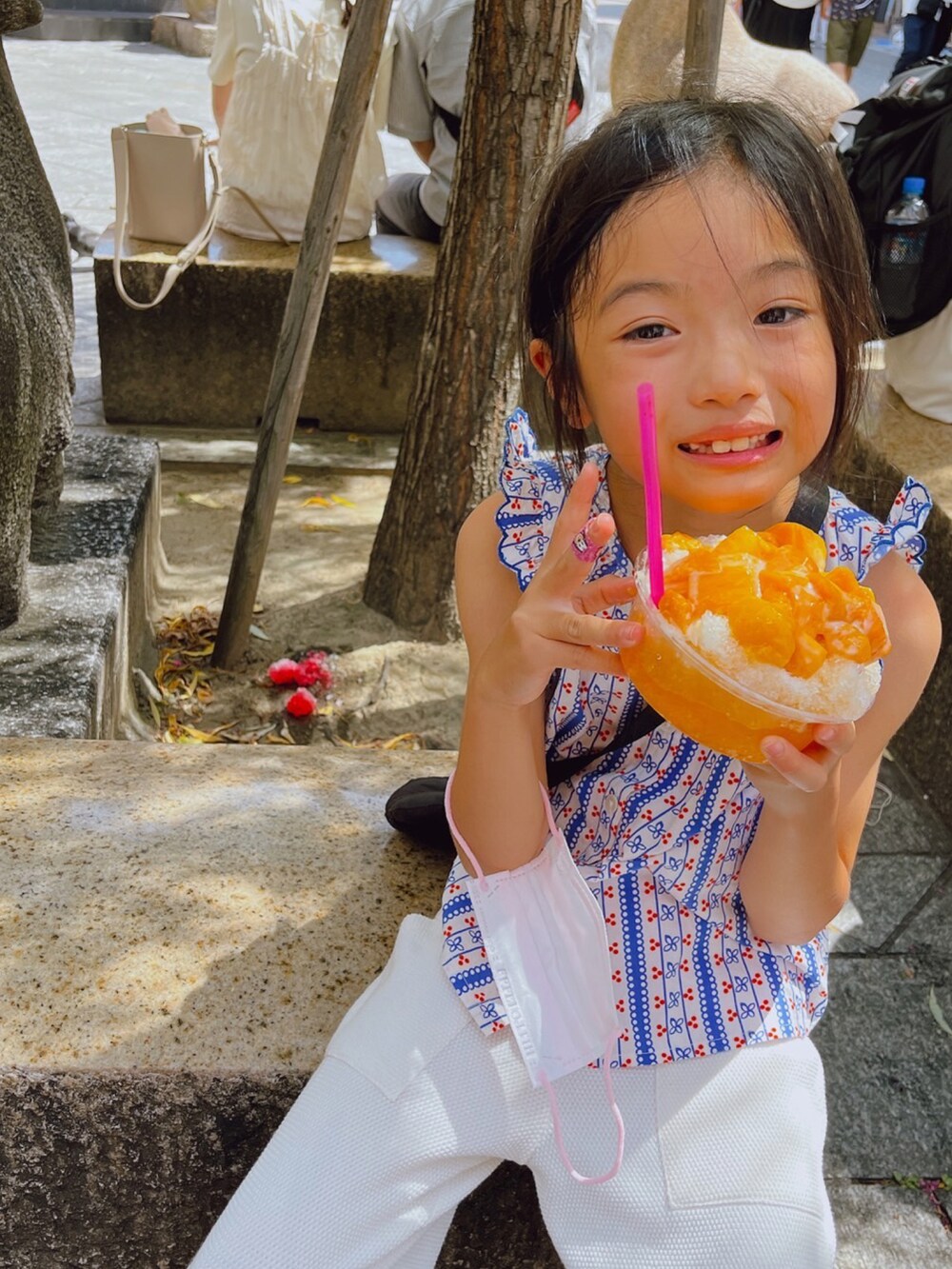 ベージュ系のハット、ブルー系の水着、ブラック系のラッシュガードを着用したキッズの夏コーディネートの4枚目の写真