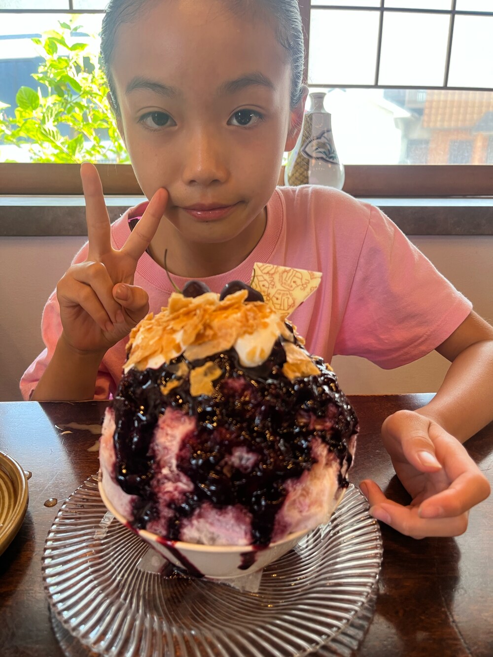 グリーン系のスリッポン、グレー系のトートバッグ、ブルー系のパンツを着用したキッズの夏コーディネートの4枚目の写真