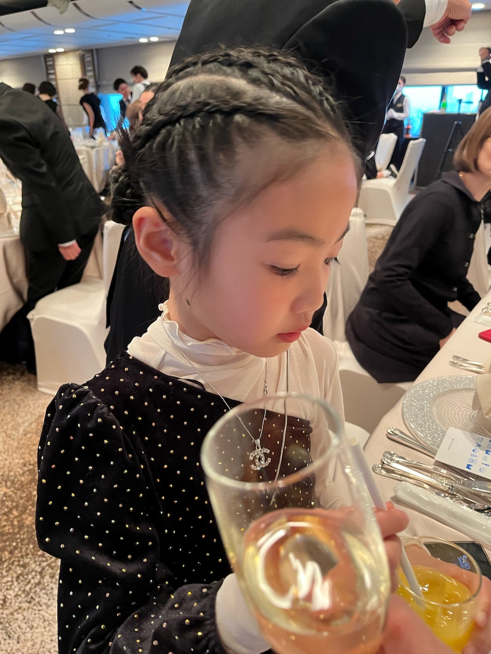 「春服みてみて、お祝いコーデ、結婚式コーデ、セットアップ、シースルー、おめでとう、レイヤードスタイル」｜「ZARA KIDSのアイテム（トップス、ブラック系）」を使った、miperoさん（キッズ・130cm）の春コーディネートの4枚目の写真