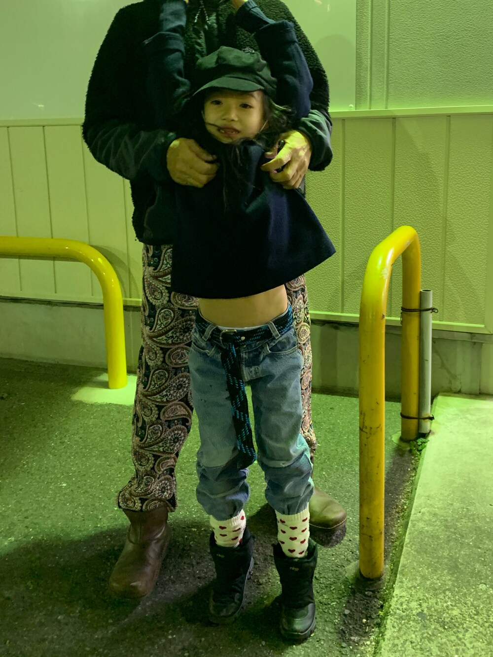 ブルー系のその他アウター、ブルー系のデニムパンツ、ブラック系のブーツを着用したキッズの冬コーディネートの2枚目の写真