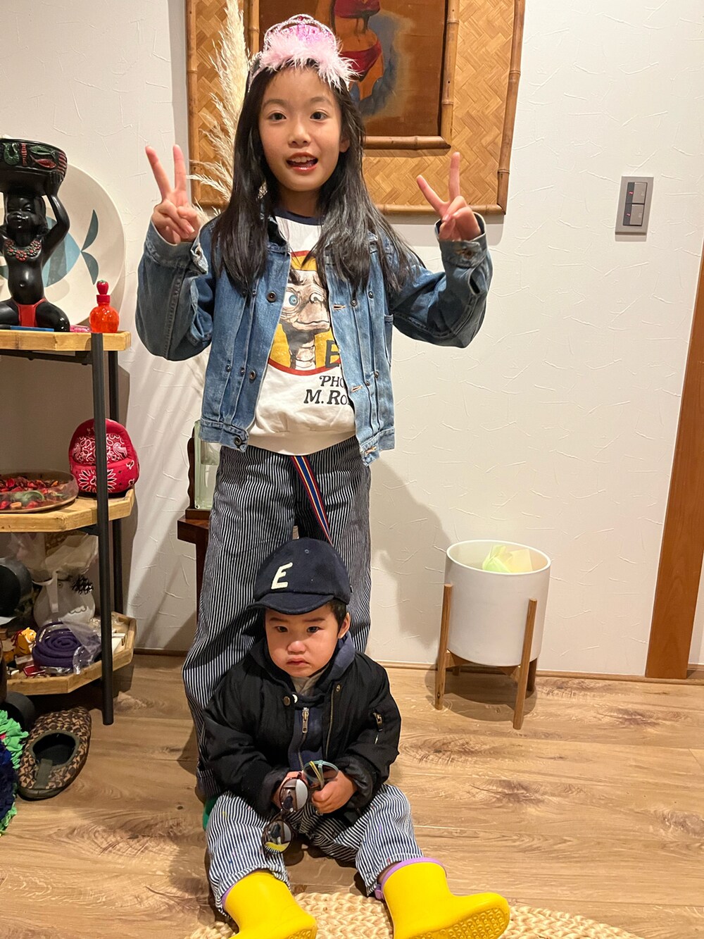 ブルー系のパンツ、グリーン系のスニーカー、ホワイト系のスウェットを着用したキッズの秋コーディネートの2枚目の写真