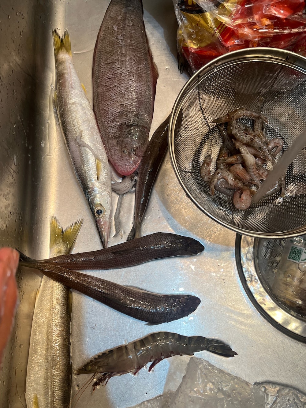 ブラック系のスニーカー、ベージュ系のサロペット/オーバーオール、ブラウン系のスウェットを着用したキッズの秋コーディネートの2枚目の写真