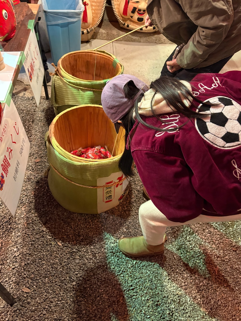 ブラウン系のジャケット/アウター、ホワイト系のニット/セーター、ホワイト系のスウェットパンツを着用したキッズの冬コーディネートの2枚目の写真