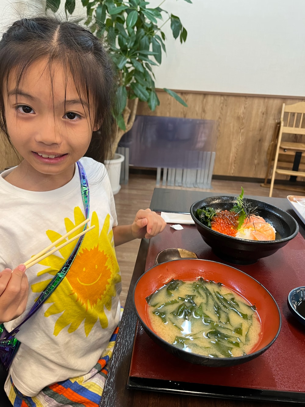 「みんなの白Tフェス、夏コーデ、旅行コーデ、パンツ、サッカー生地、ビーサン、サングラス、Tシャツ」｜「STELLA McCARTNEYのアイテム（Tシャツ/カットソー、ホワイト系）」を使った、miperoさん（キッズ・130cm）の夏コーディネートの4枚目の写真