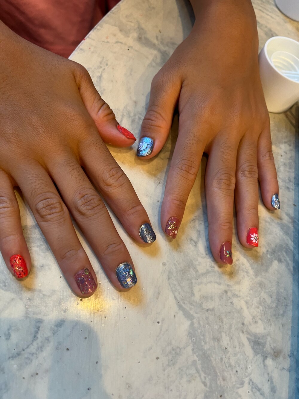 ピンク系のTシャツ/カットソー、ブルー系のショルダーバッグ、ピンク系のサンダルを着用したキッズの夏コーディネートの2枚目の写真