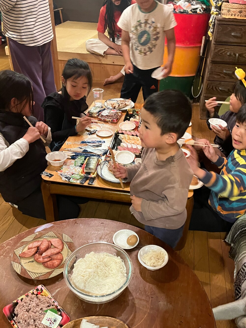 「オーバーオール、ニットベスト、スリッポン」｜「VANSの【VANS(ヴァンズ)】CLASSIC SLIP-ON(KIDS)（スリッポン、ブラック系）」を使った、miperoさん（キッズ・135cm）の春コーディネートの2枚目の写真