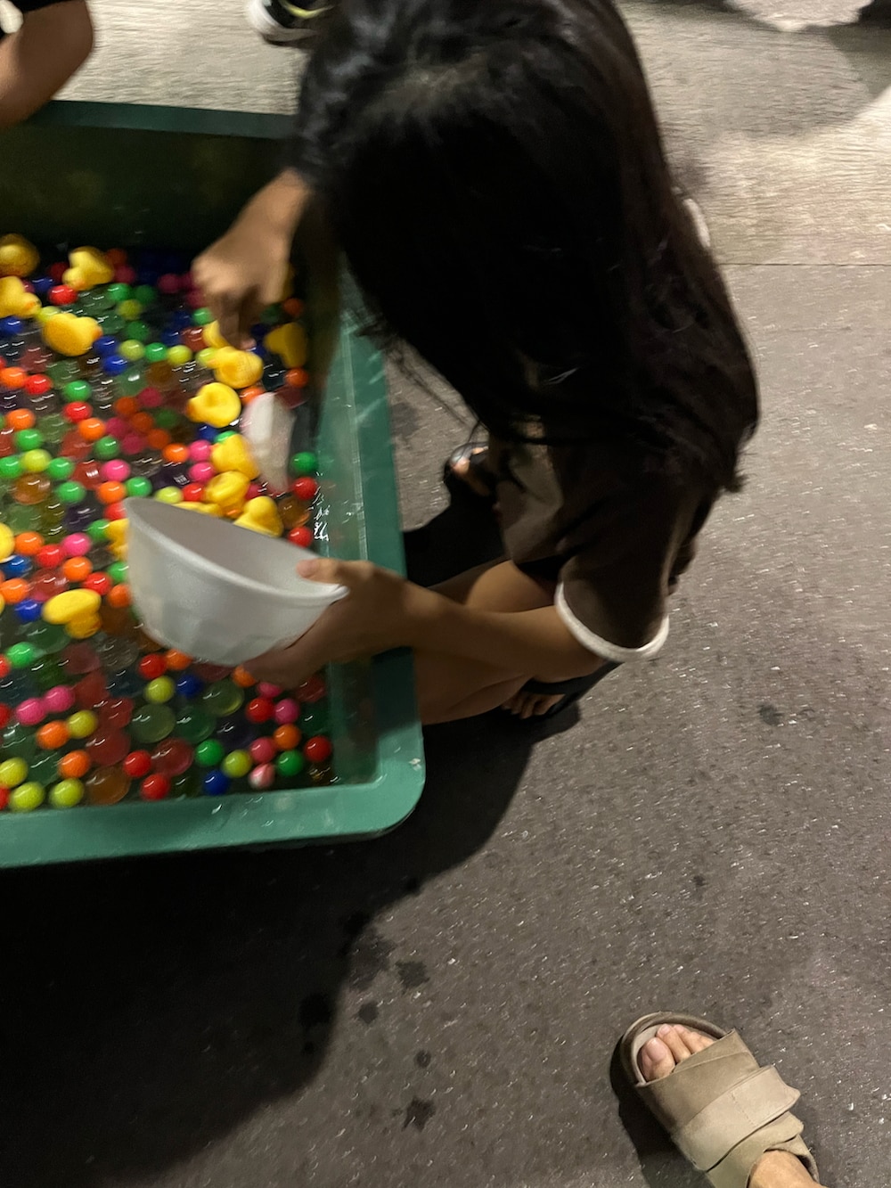「お祭りコーデ、夜店、ビーサン、サッカー生地、ショートパンツ、パイル生地」｜「NEKOのアイテム（ビーチサンダル、ブラック系）」を使った、miperoさん（キッズ・130cm）の夏コーディネートの3枚目の写真