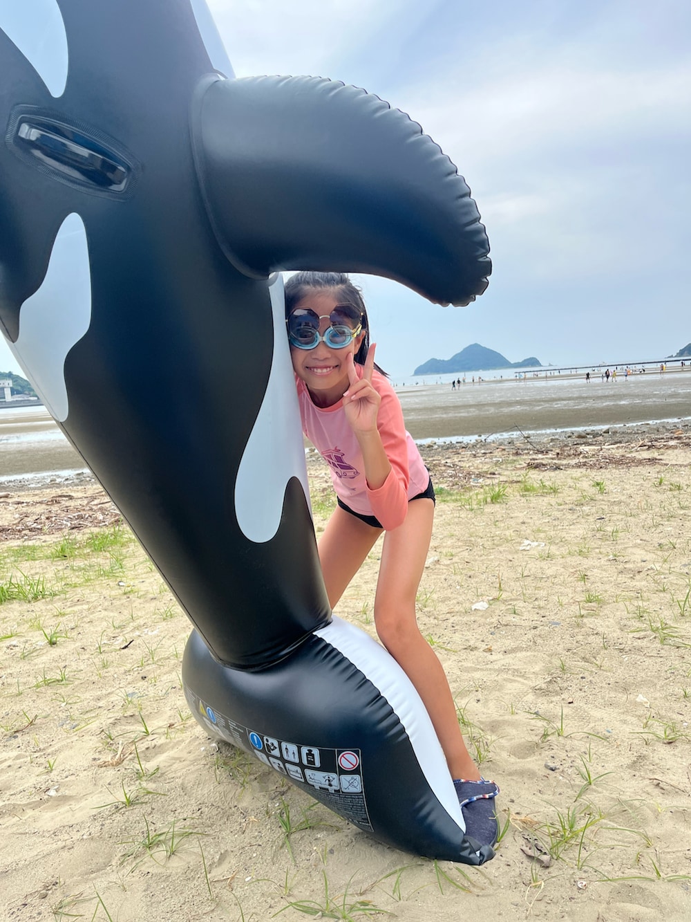 ブルー系のパンツ、ホワイト系のトップス、ブラック系のその他シューズを着用したキッズの夏コーディネートの2枚目の写真