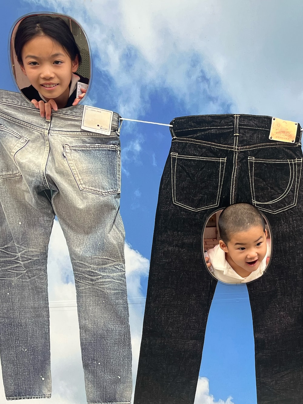 ブラック系のパーカー、ピンク系のサンダル、ブラック系のレギンス/スパッツを着用したキッズの夏コーディネートの3枚目の写真