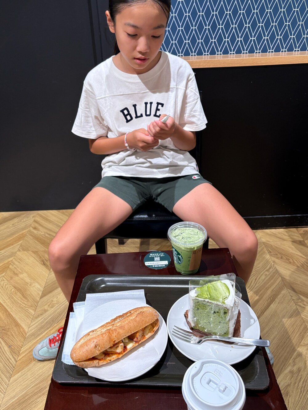 ホワイト系のTシャツ/カットソー、グリーン系のスウェットパンツ、ブルー系のスニーカーを着用したキッズの夏コーディネートの3枚目の写真