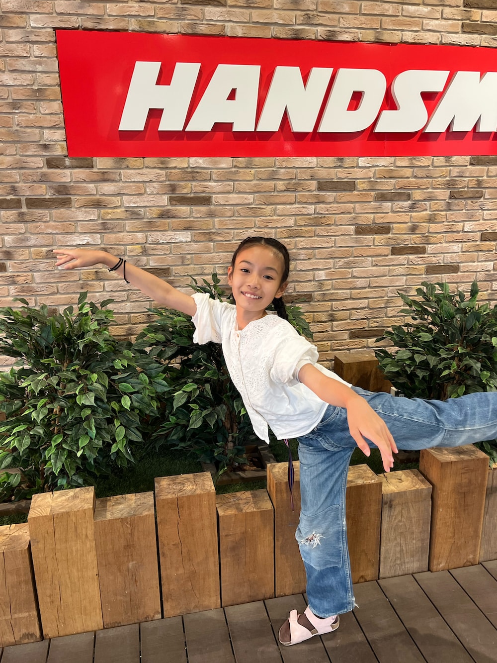 「デニム、ブラウス、モノトーン」｜「古着のアイテム（デニムパンツ、ブルー系）」を使った、miperoさん（キッズ・140cm）の夏コーディネートの2枚目の写真