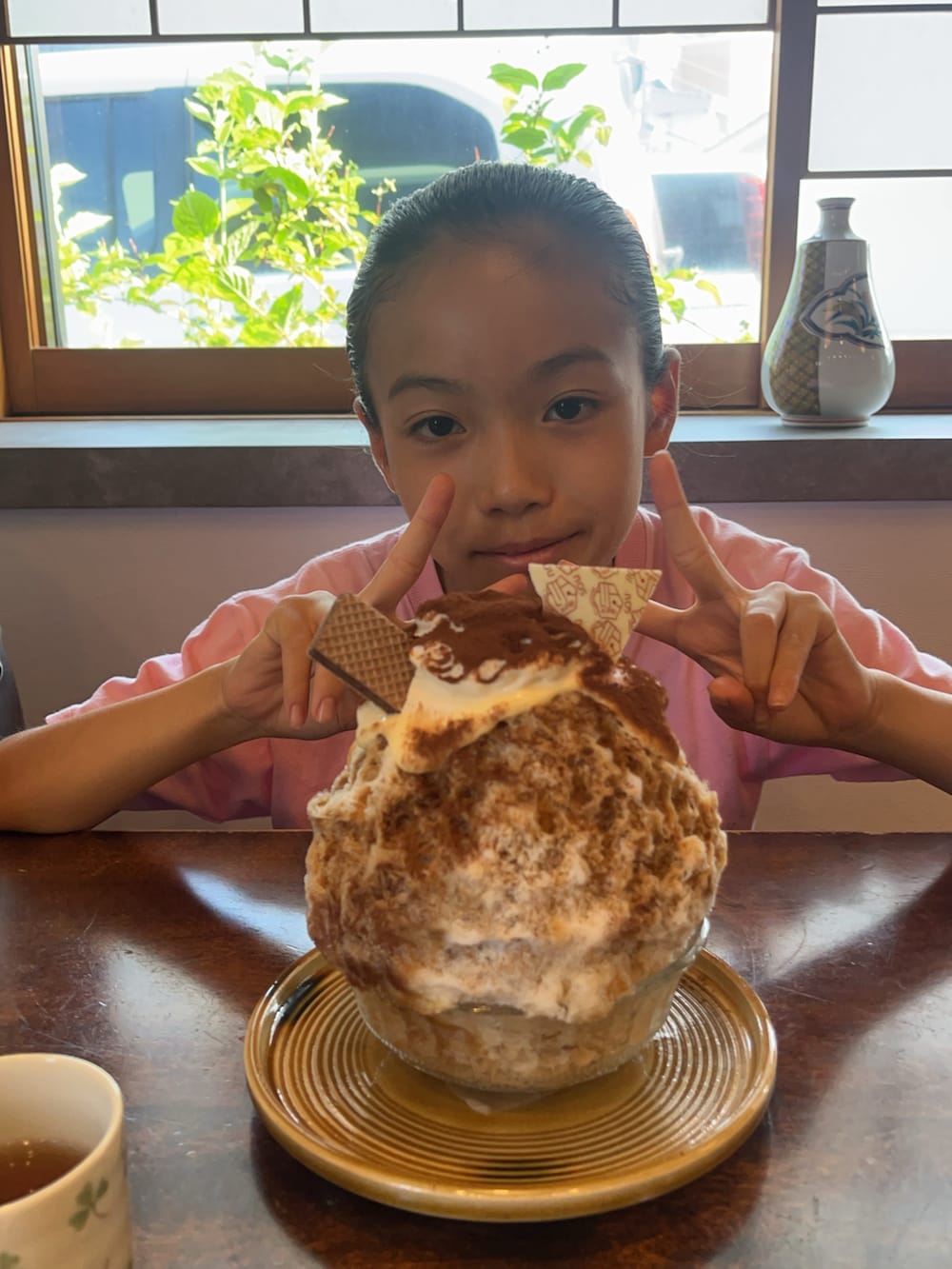 グリーン系のスリッポン、グレー系のトートバッグ、ブルー系のパンツを着用したキッズの夏コーディネートの3枚目の写真