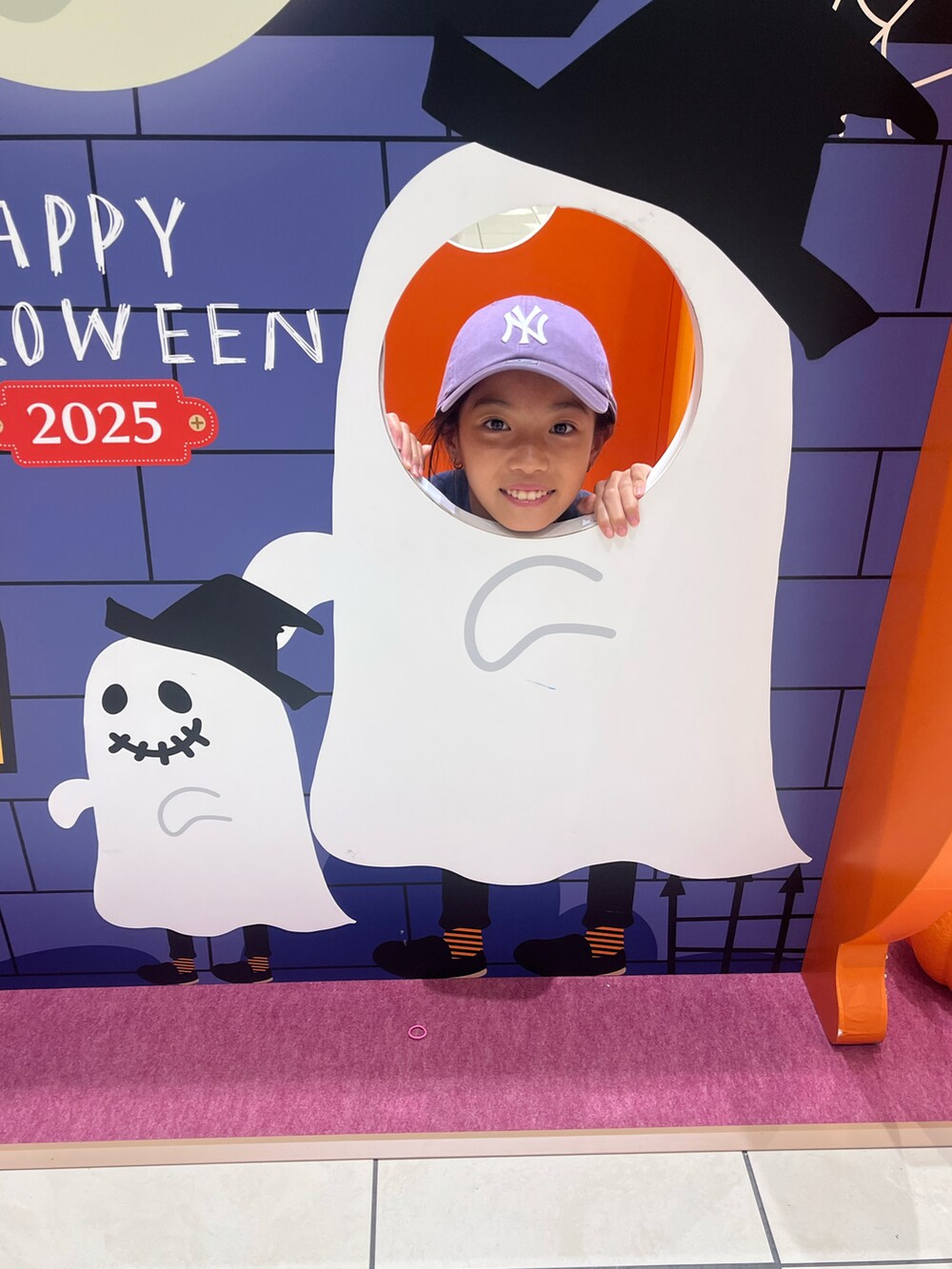 ブルー系のスリッポン、グレー系のパンツ、ブルー系のスウェットを着用したキッズの秋コーディネートの2枚目の写真