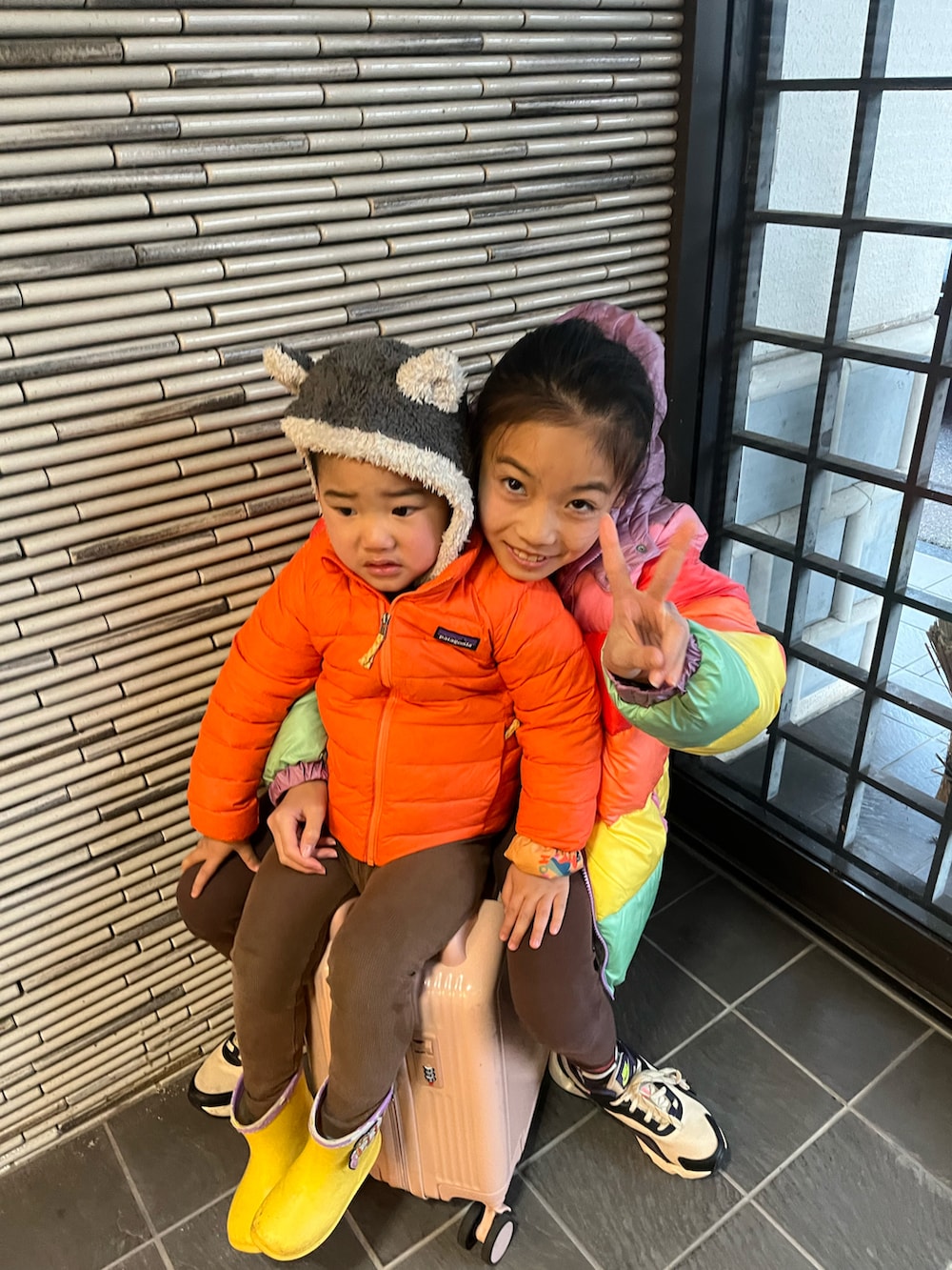 グレー系のスウェット、ベージュ系のスニーカー、ブラウン系のレギンス/スパッツを着用したキッズの冬コーディネートの3枚目の写真