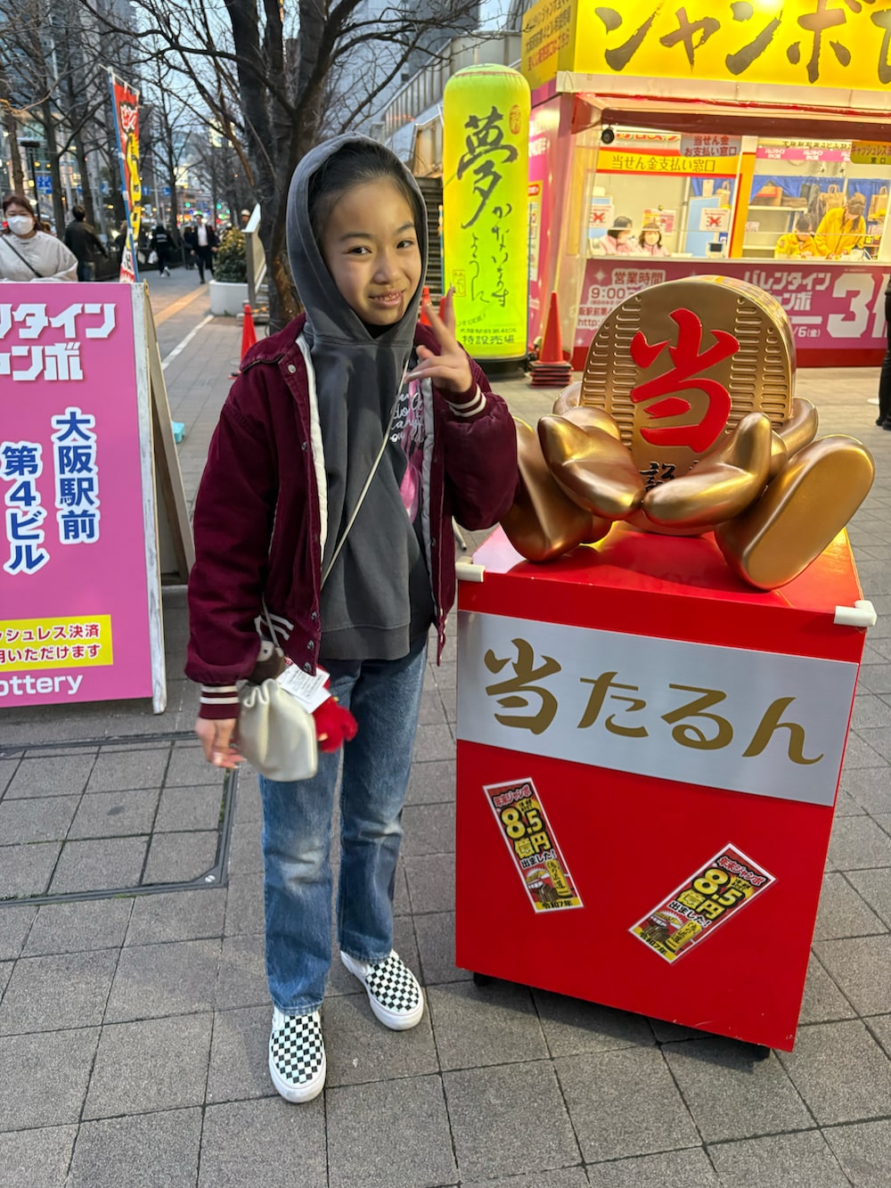 ブルー系のデニムパンツ、グレー系のパーカー、ブラウン系のジャケット/アウターを着用したキッズの春コーディネートの2枚目の写真