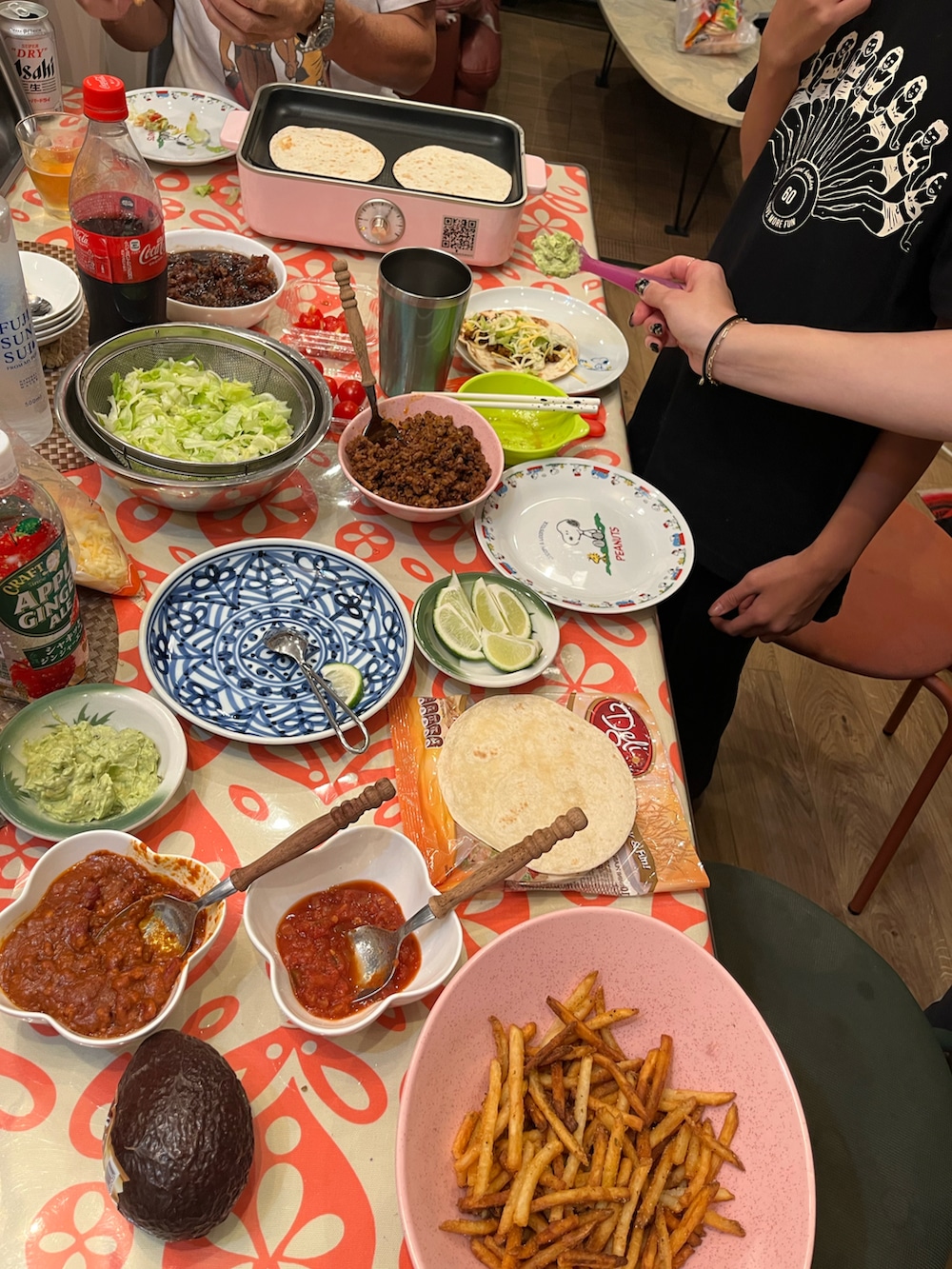 レッド系のスニーカー、ブラック系のパンツ、ブラック系のTシャツ/カットソーを着用したキッズの秋コーディネートの3枚目の写真