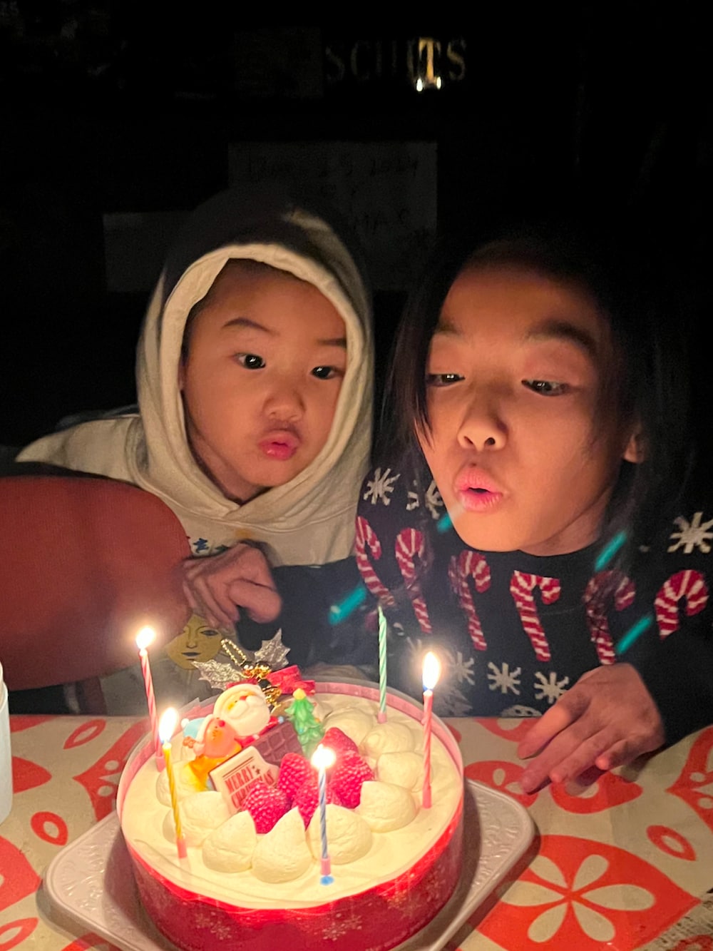 グリーン系のその他パンツ、ブラック系のニット/セーター、グリーン系のヘアバンドを着用したキッズの冬コーディネートの3枚目の写真