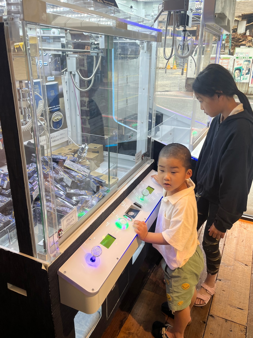 ブラック系のパーカー、ピンク系のサンダル、ブラック系のレギンス/スパッツを着用したキッズの夏コーディネートの4枚目の写真