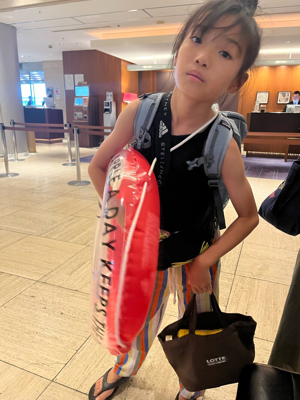 ブラック系のタンクトップ、その他のパンツ、ブルー系のキャップを着用したキッズの夏コーディネートの2枚目の写真