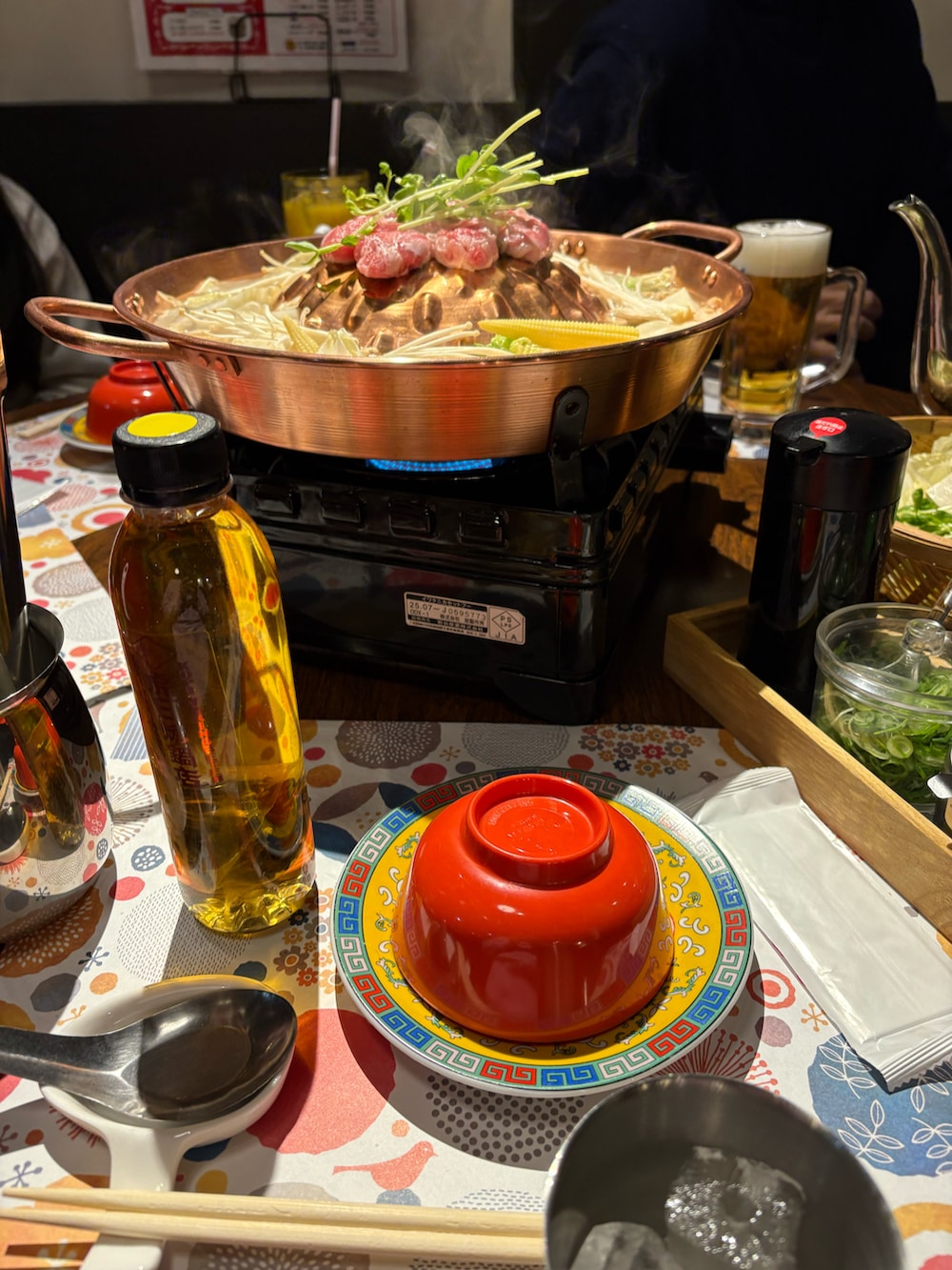 ブラウン系のジャケット/アウター、ホワイト系のニット/セーター、ホワイト系のスウェットパンツを着用したキッズの冬コーディネートの4枚目の写真