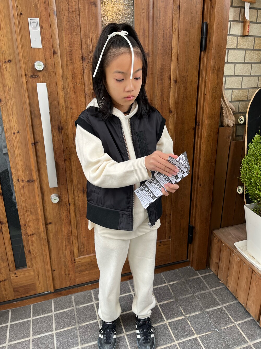 「冬コーデ、ZARA KIDS、マイベストコーデ2024、クリスマスパーティーコーデ、ホワイトニット、セットアップ、黒✖️白」｜「ZARA KIDSのアイテム（スウェットパンツ、ホワイト系）」を使った、miperoさん（キッズ・135cm）の冬コーディネートの2枚目の写真
