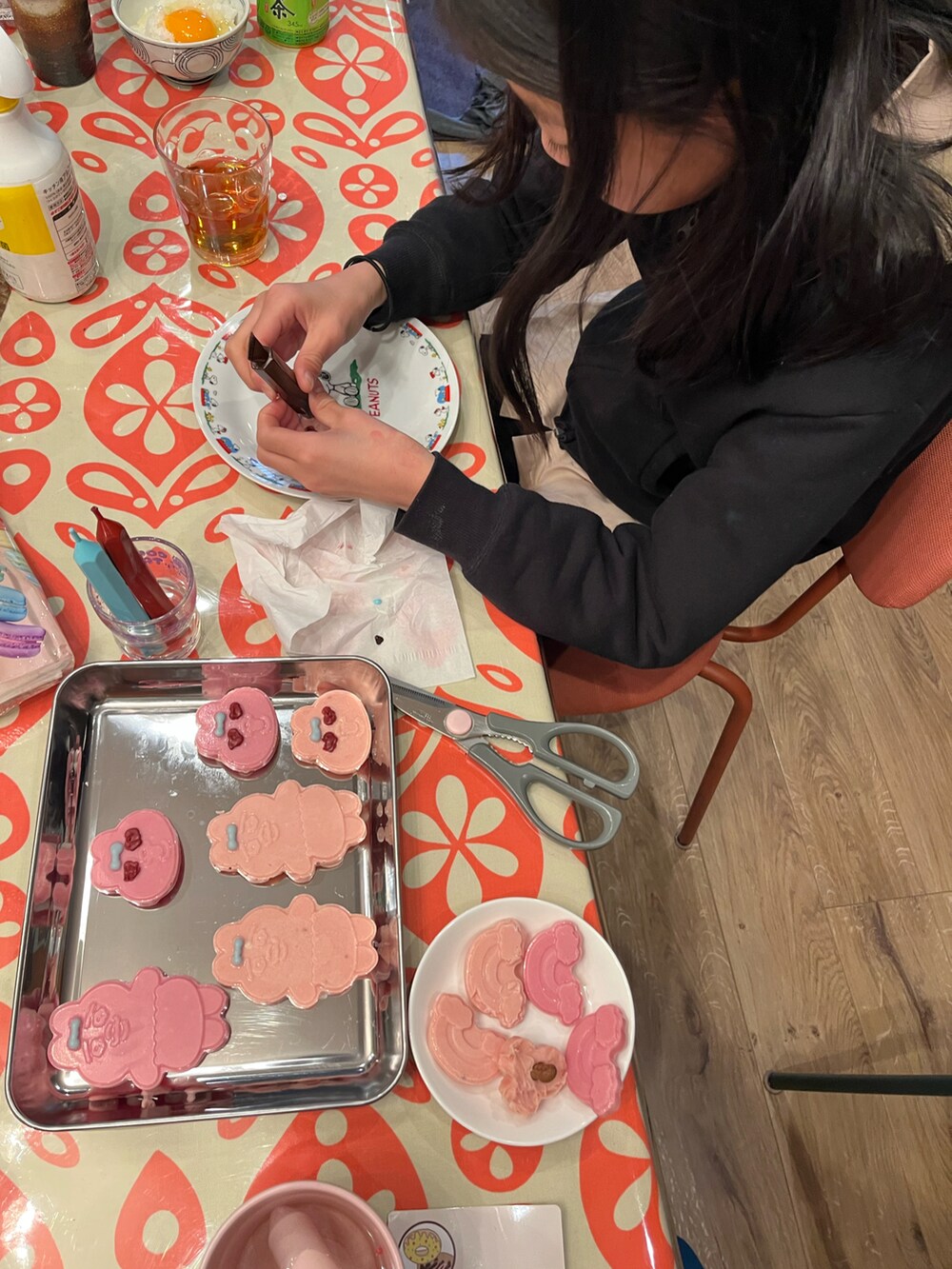 ベージュ系のスニーカー、グレー系のパーカー、ブラック系のベストを着用したキッズの冬コーディネートの2枚目の写真