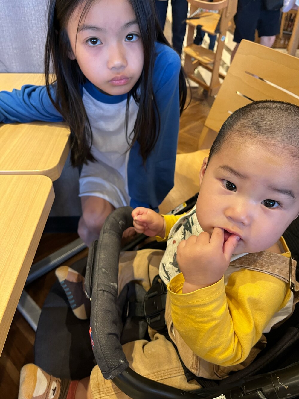 ブラック系のスリッポン、ホワイト系のTシャツ/カットソー、ホワイト系のソックス/靴下を着用したキッズの春コーディネートの2枚目の写真