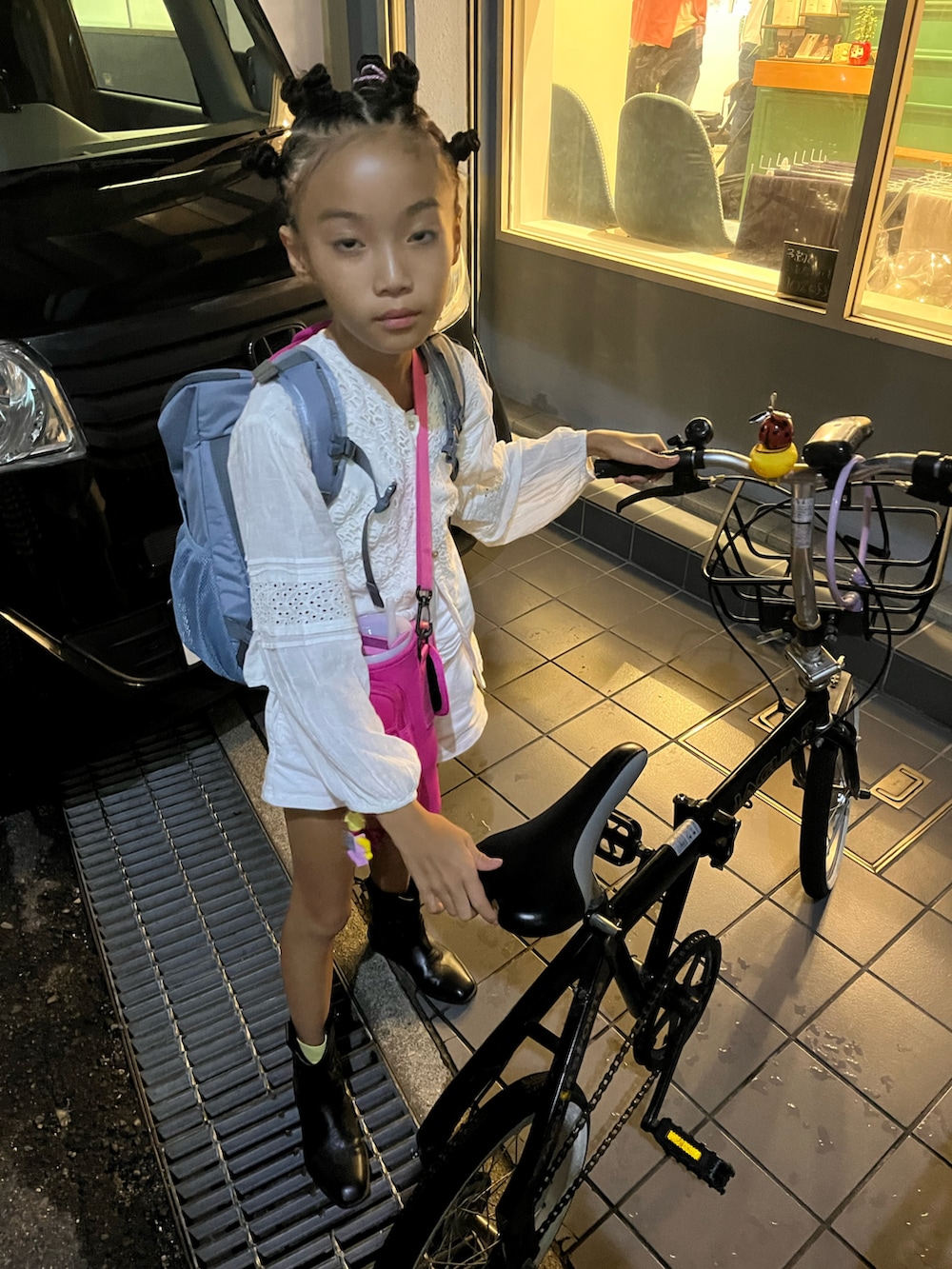 ブラック系のブーツ、ピンク系の水筒、ブラック系のその他ルームウェアを着用したキッズの秋コーディネートの2枚目の写真