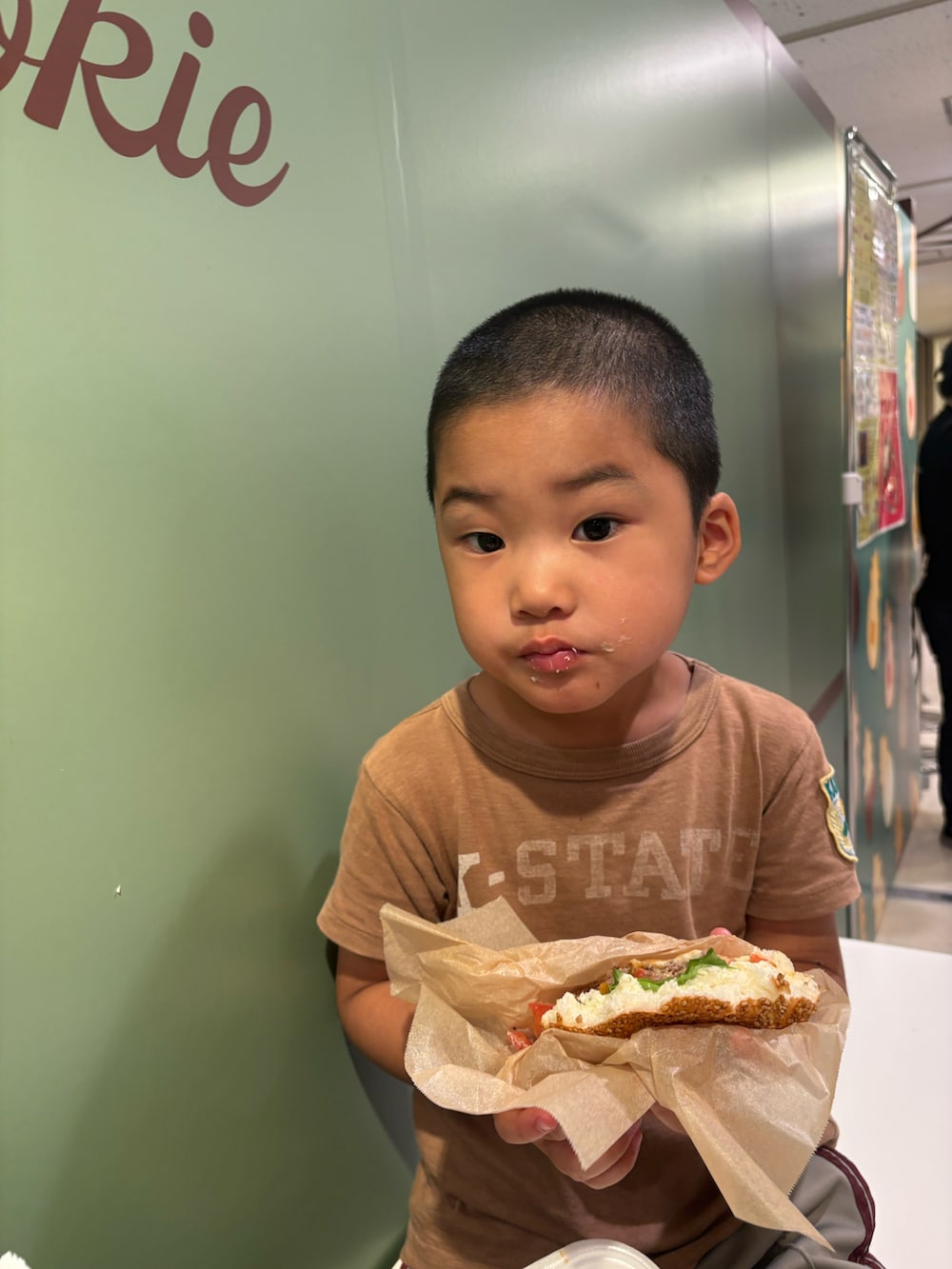 ブルー系のスニーカー、グリーン系のTシャツ/カットソーを着用したキッズの夏コーディネートの3枚目の写真
