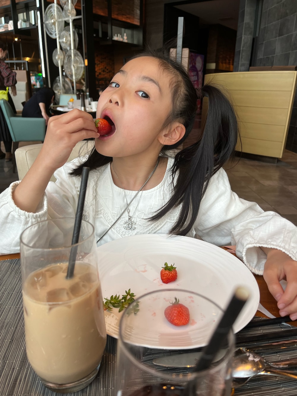 ホワイト系のニット/セーター、レッド系のその他パンツ、ブラック系のショルダーバッグを着用したキッズの春コーディネートの3枚目の写真