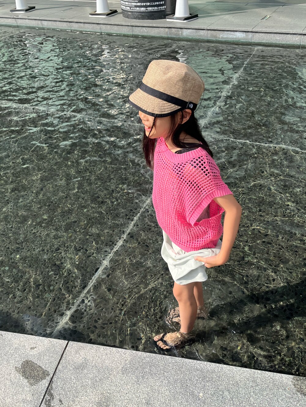 「春夏コーデ、ワンピース、メッシュニット、ビーチサンダル、ノースフェイス、休日スタイル」｜「THE NORTH FACEの【THE NORTH FACE/ノースフェイス】ハイクキャップ（キャップ、ベージュ系）」を使った、miperoさん（キッズ・130cm）の春コーディネートの2枚目の写真