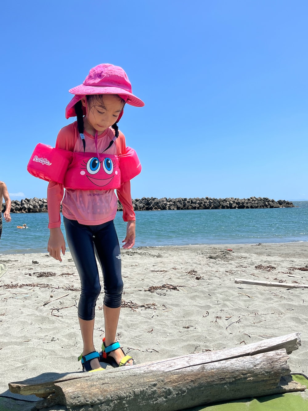 「休日コーデ、旅行コーデ、むぎわら帽子、サングラス、レースパンツ、カーゴパンツ」｜「ZARA KIDSのアイテム（サンダル、ブラック系）」を使った、miperoさん（キッズ・130cm）の夏コーディネートの2枚目の写真
