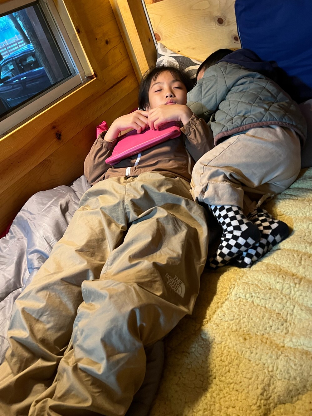 「休日スタイル、キャンプコーデ、サロペット、ナイロンパーカー、サンダル」｜「THE NORTH FACEのTHE NORTH FACE / キッズ フィールド ビブ 24（100～150cm）（サロペット/オーバーオール、ベージュ系）」を使った、miperoさん（キッズ・135cm）の春コーディネートの3枚目の写真