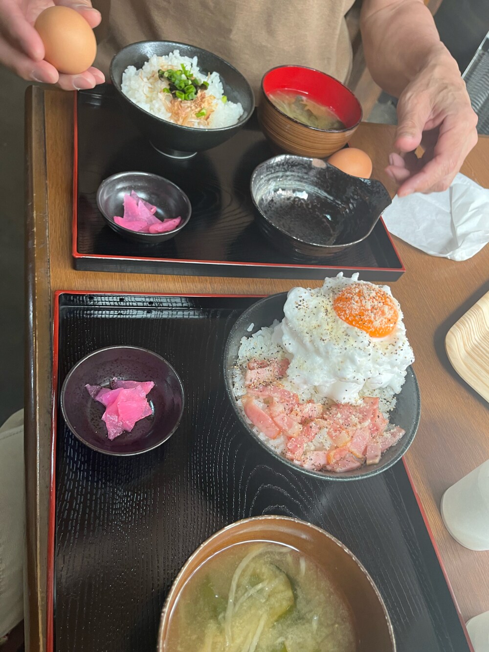 グリーン系のチノパンツ、ホワイト系のTシャツ/カットソー、ブラック系のスリッポンを着用したキッズの春コーディネートの3枚目の写真