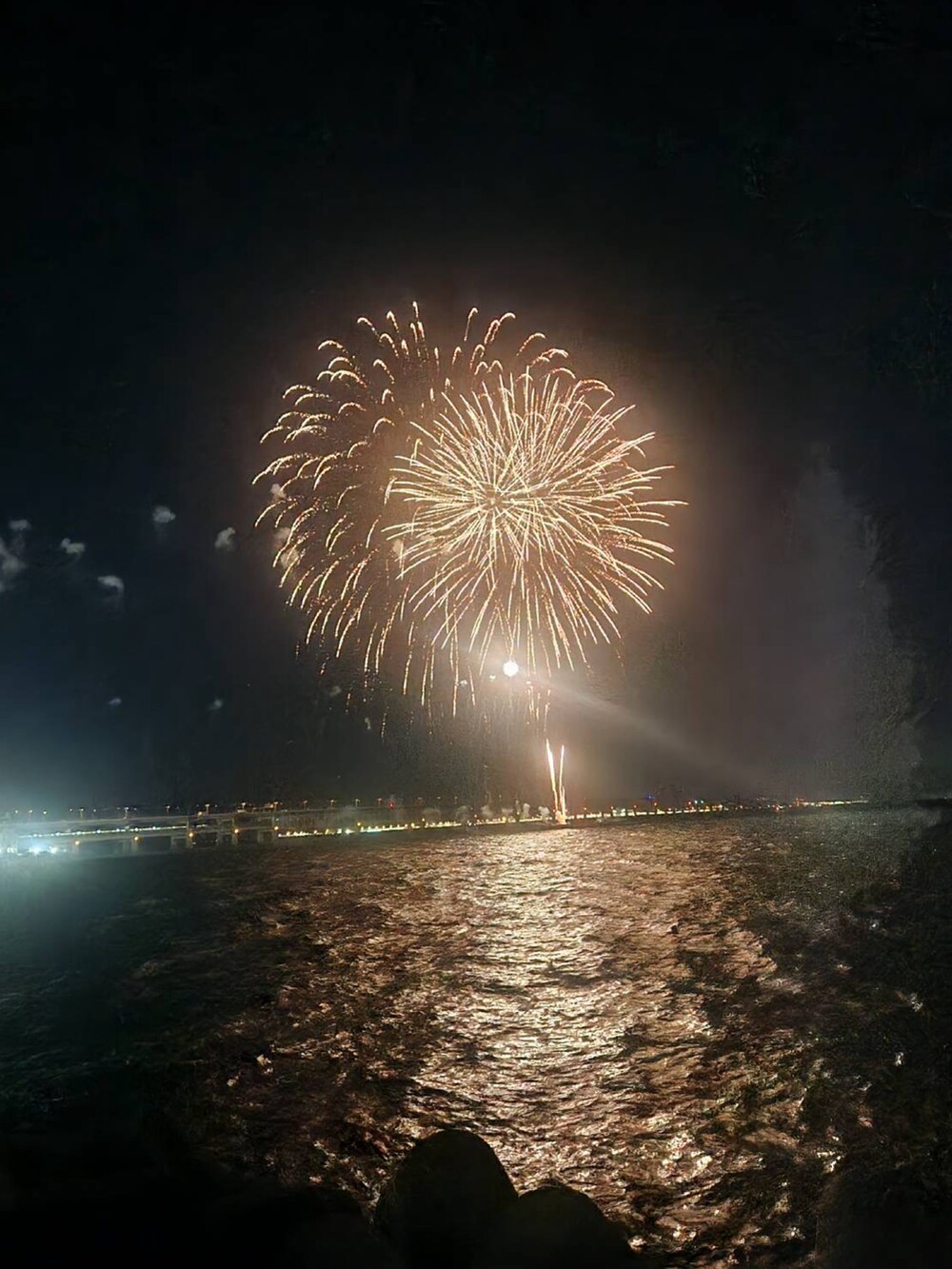 ブルー系のデニムパンツ、レッド系のスニーカー、ブルー系のTシャツ/カットソーを着用したキッズの秋コーディネートの3枚目の写真