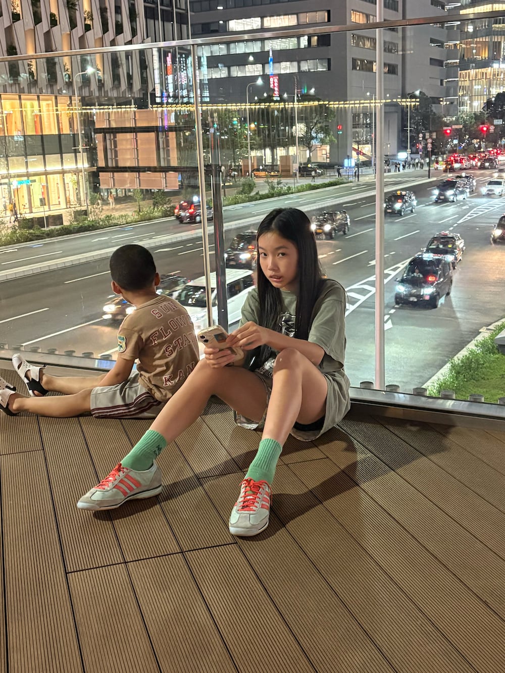 ブルー系のスニーカー、グリーン系のTシャツ/カットソーを着用したキッズの夏コーディネートの4枚目の写真