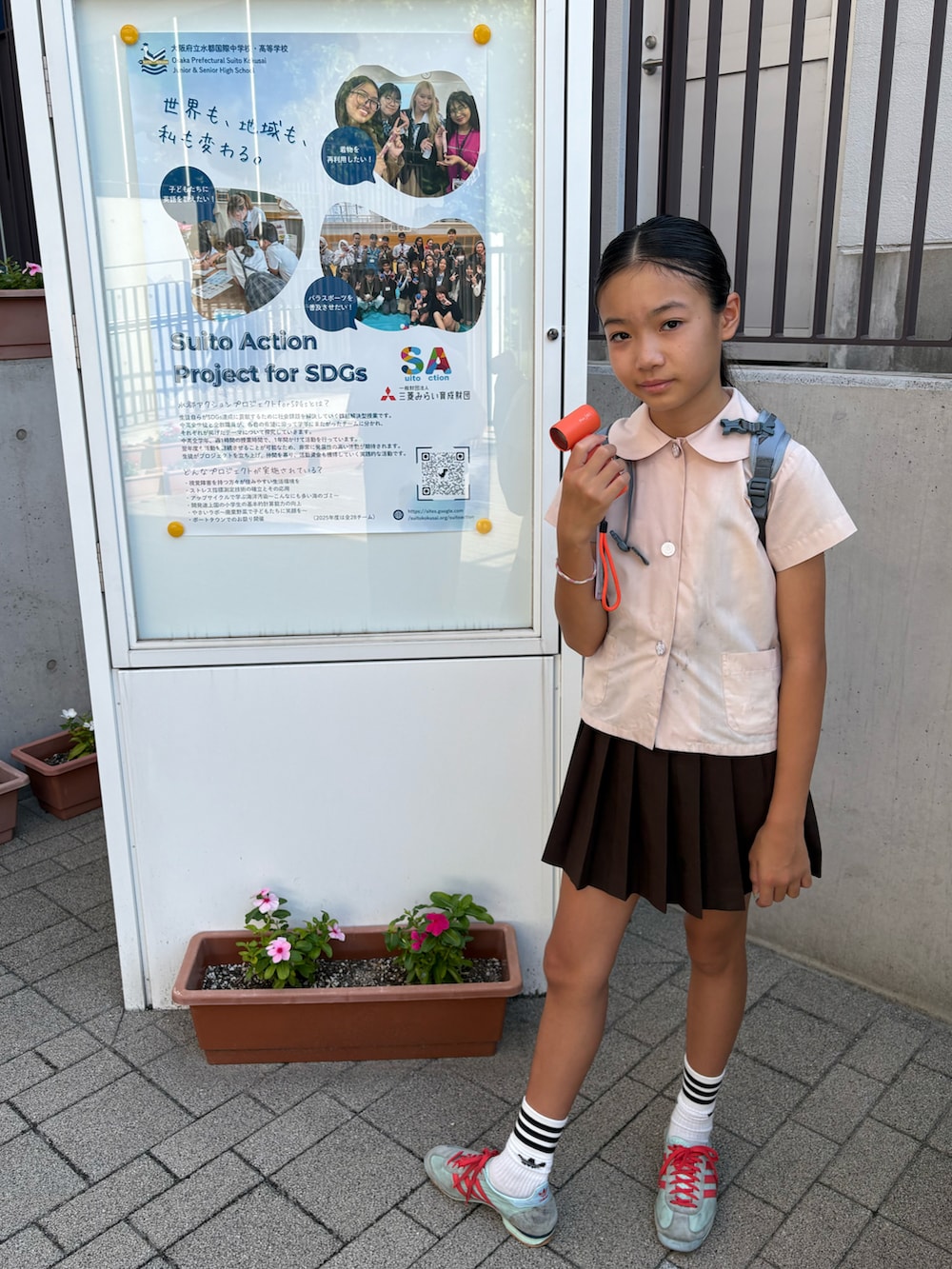 ホワイト系のTシャツ/カットソー、グリーン系のスウェットパンツ、ブルー系のスニーカーを着用したキッズの夏コーディネートの2枚目の写真