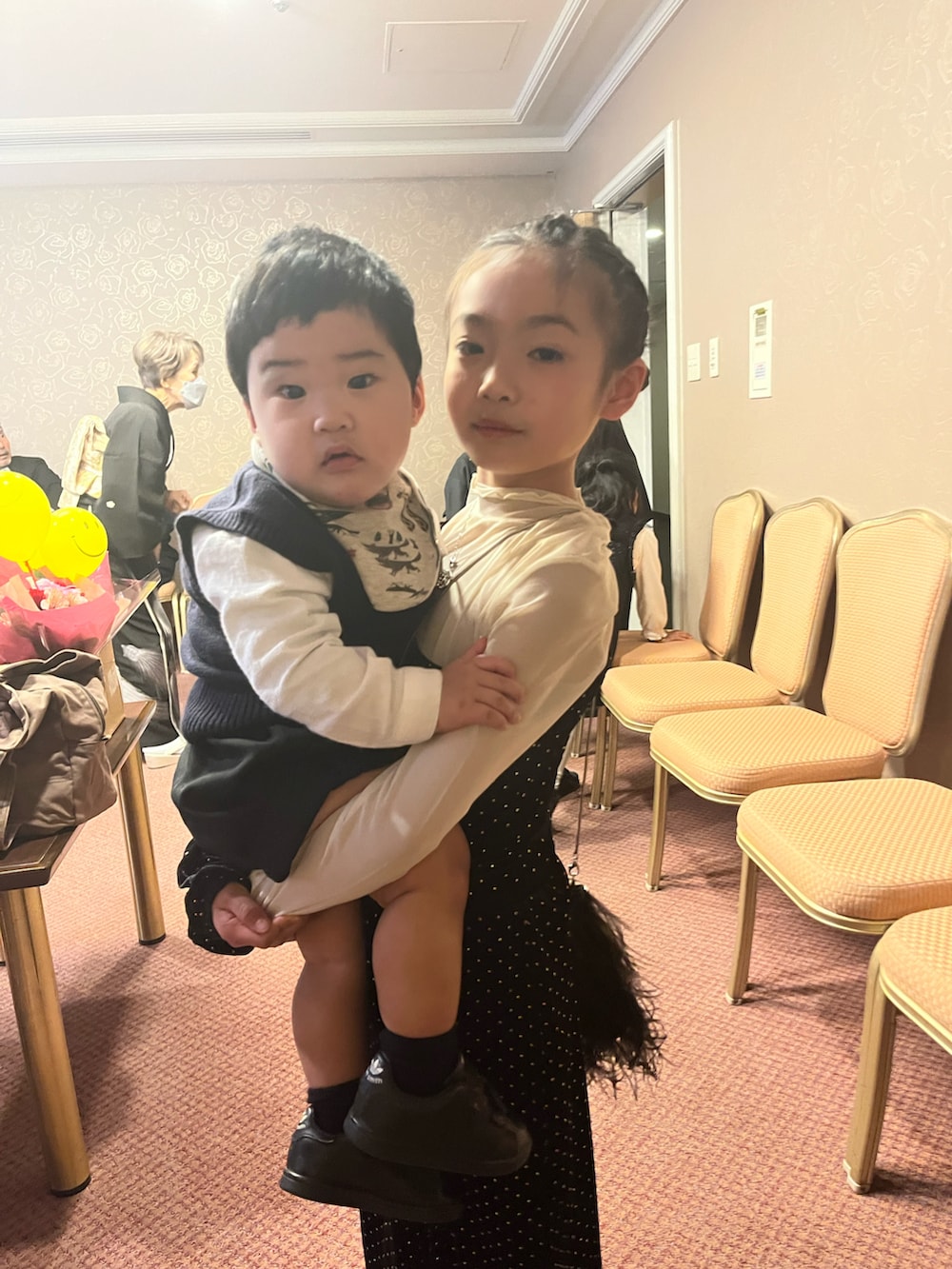 「春服みてみて、お祝いコーデ、結婚式コーデ、セットアップ、シースルー、おめでとう、レイヤードスタイル」｜「ZARA KIDSのアイテム（トップス、ブラック系）」を使った、miperoさん（キッズ・130cm）の春コーディネートの2枚目の写真