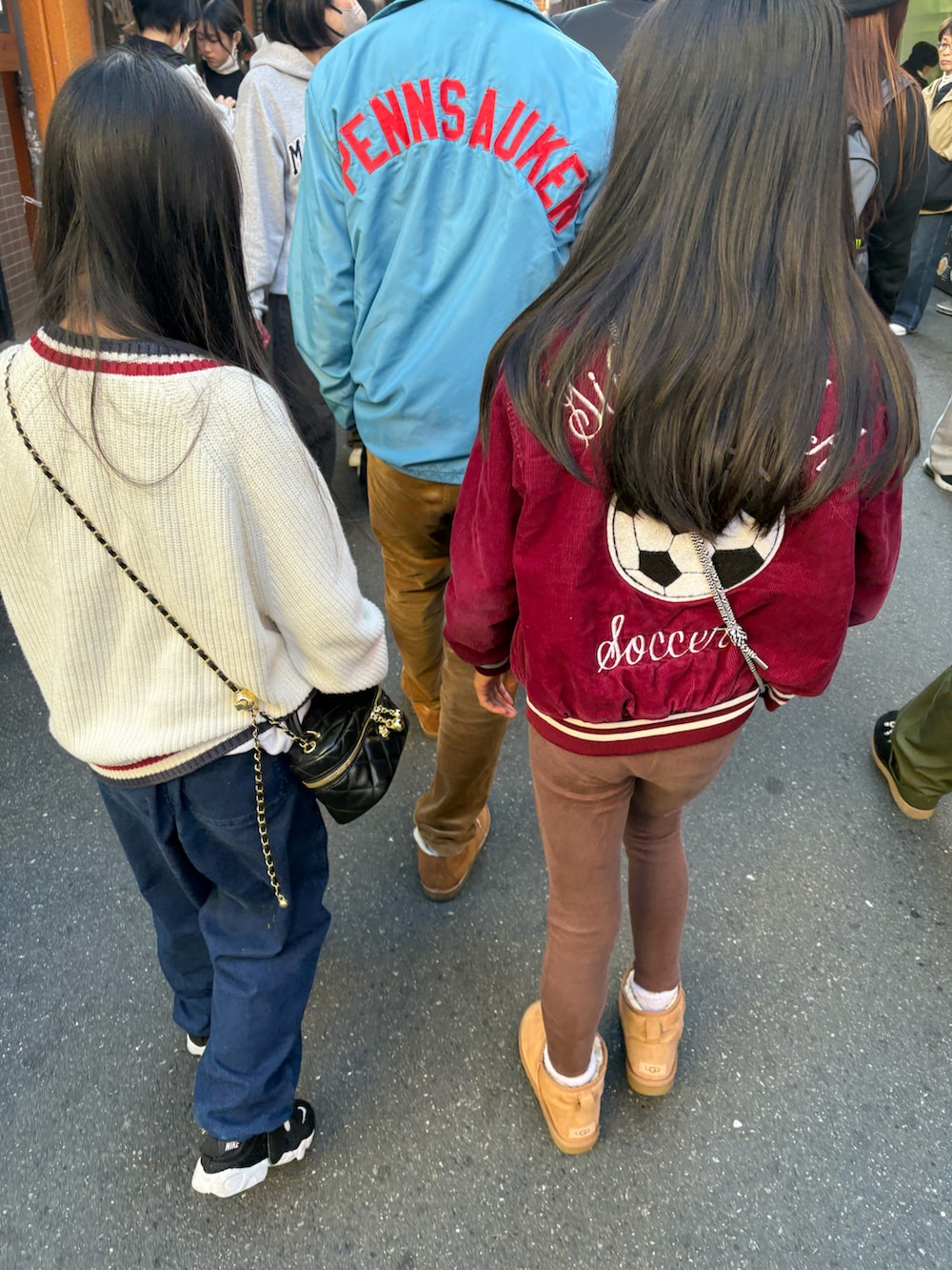 ブラウン系のジャケット/アウター、ホワイト系のニット/セーター、ブラウン系のブーツを着用したキッズの秋コーディネートの3枚目の写真