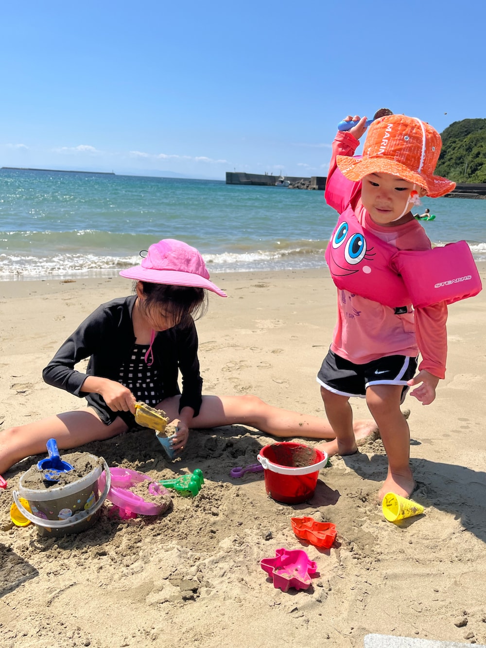 ホワイト系のオールインワン・サロペット、ホワイト系のサンダルを着用したキッズの夏コーディネートの3枚目の写真