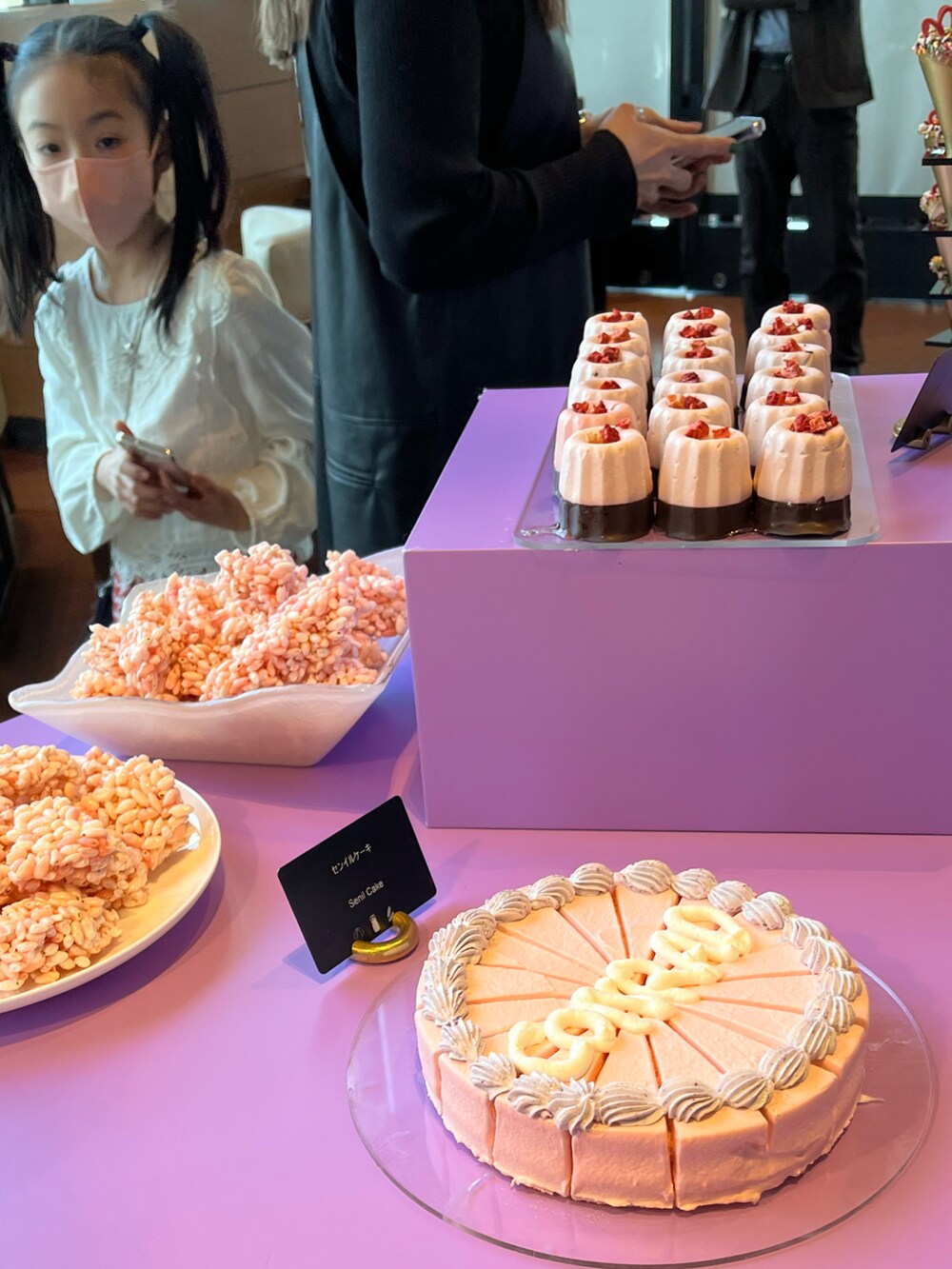 ホワイト系のニット/セーター、レッド系のその他パンツ、ブラック系のショルダーバッグを着用したキッズの春コーディネートの4枚目の写真