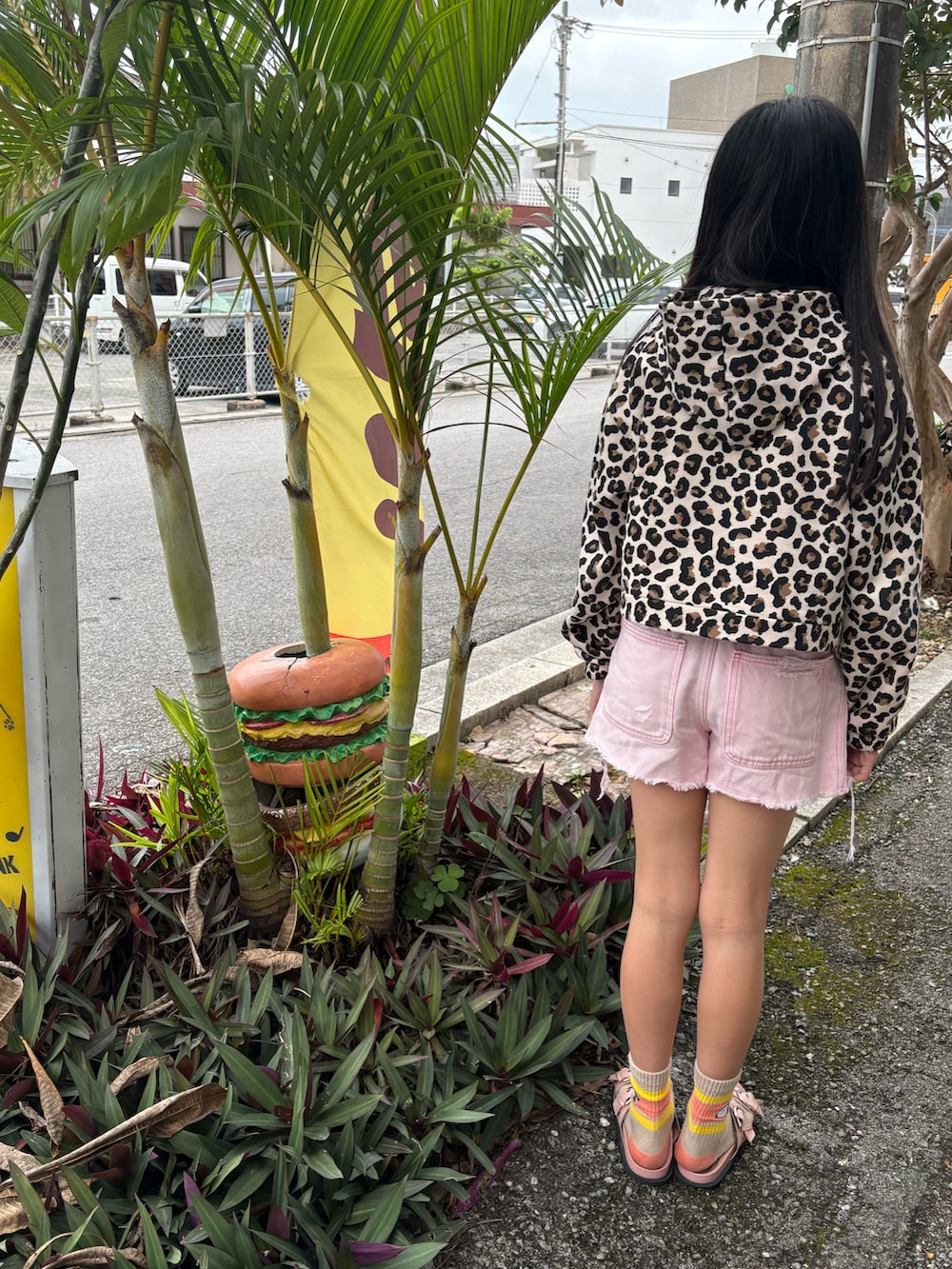 レッド系のスニーカー、ピンク系のスウェットパンツ、ブラウン系のパーカーを着用したキッズの冬コーディネートの2枚目の写真