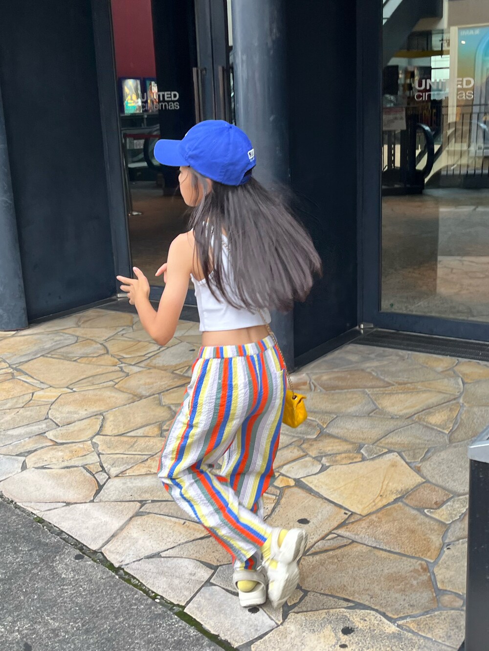 ホワイト系のタンクトップ、ホワイト系のスウェットパンツ、ホワイト系のサンダルを着用したキッズの夏コーディネートの4枚目の写真