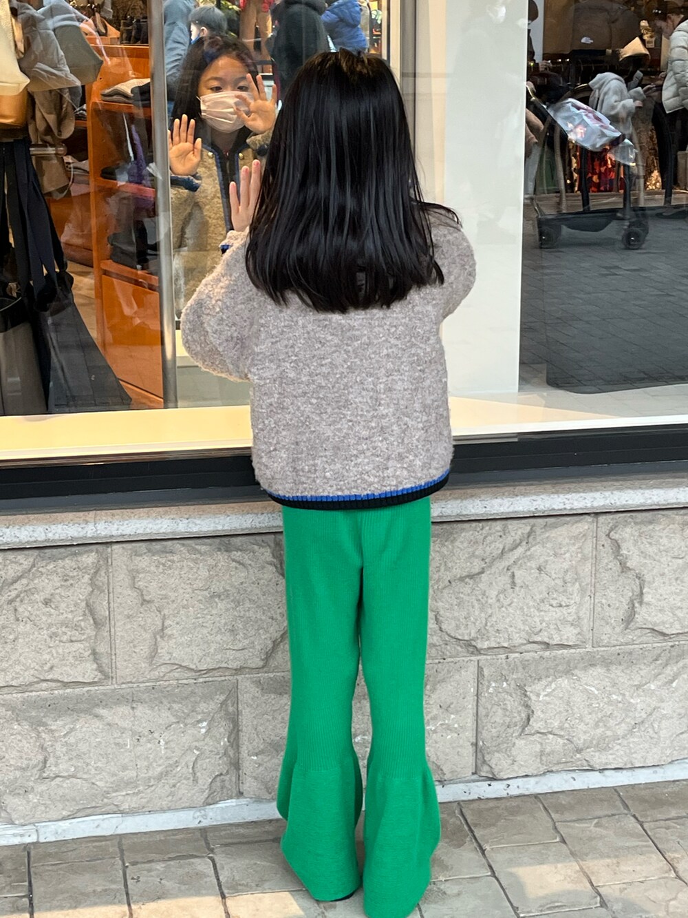 「休日コーデ、お買い物スタイル、グリーンパンツ、ライダースジャケット、ニットカーディガン」｜「kalinkaのアイテム（その他パンツ、グリーン系）」を使った、miperoさん（キッズ・128cm）の冬コーディネートの2枚目の写真