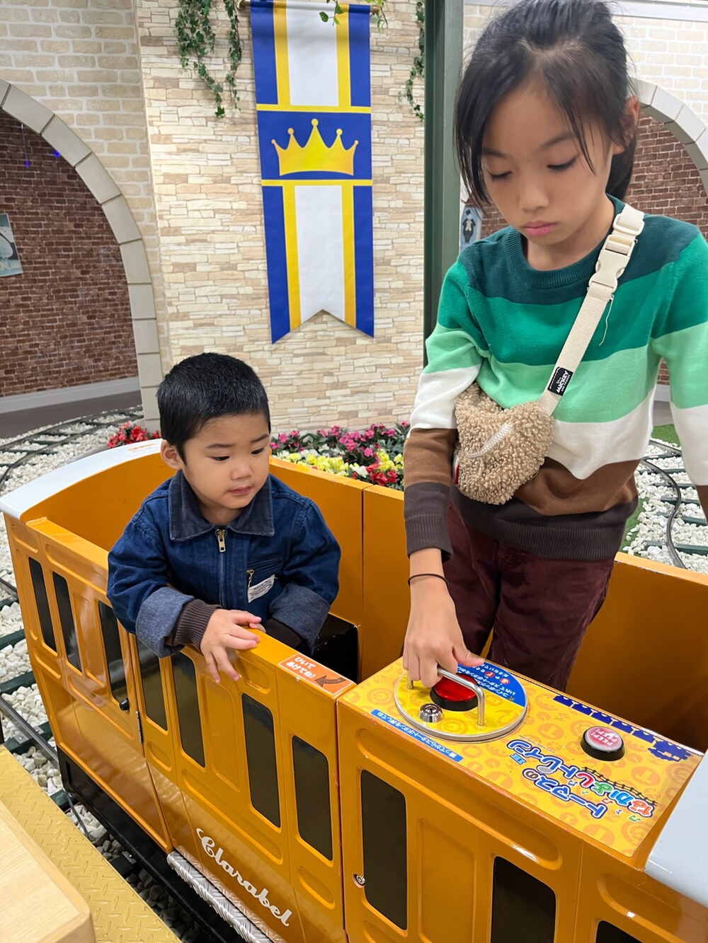 ブラウン系のその他パンツ、グリーン系のスリッポン、グリーン系のニット/セーターを着用したキッズの秋コーディネートの2枚目の写真