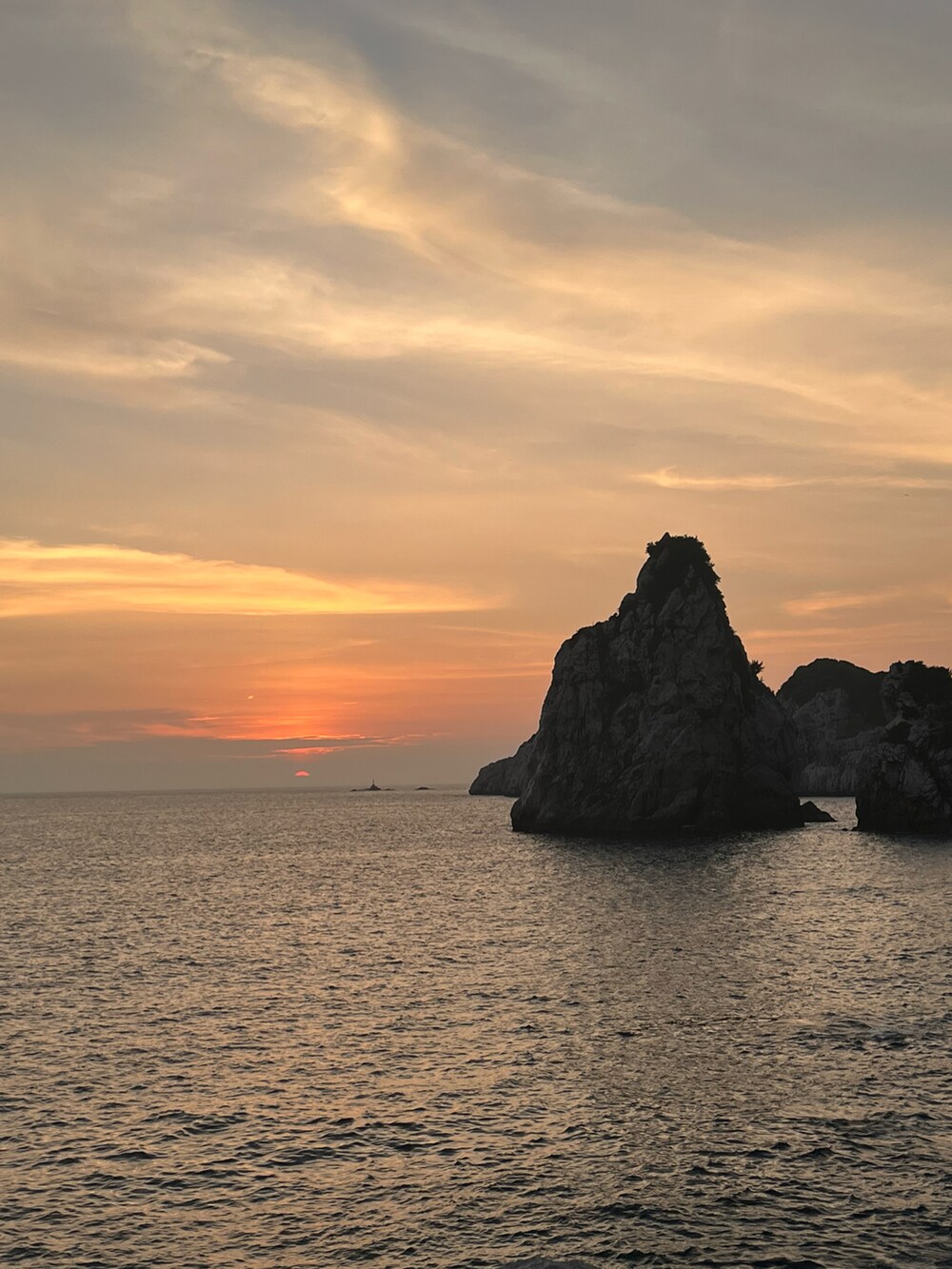 ピンク系のサンダル、ピンク系のデニムパンツ、ブラック系のキャミソールを着用したキッズの夏コーディネートの3枚目の写真