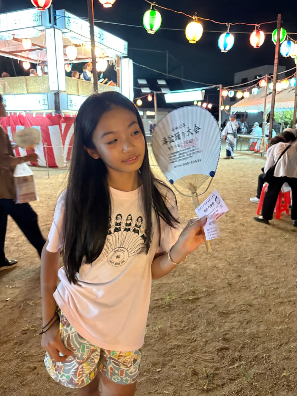その他のその他パンツ、ピンク系のTシャツ/カットソーを着用したキッズの夏コーディネートの3枚目の写真